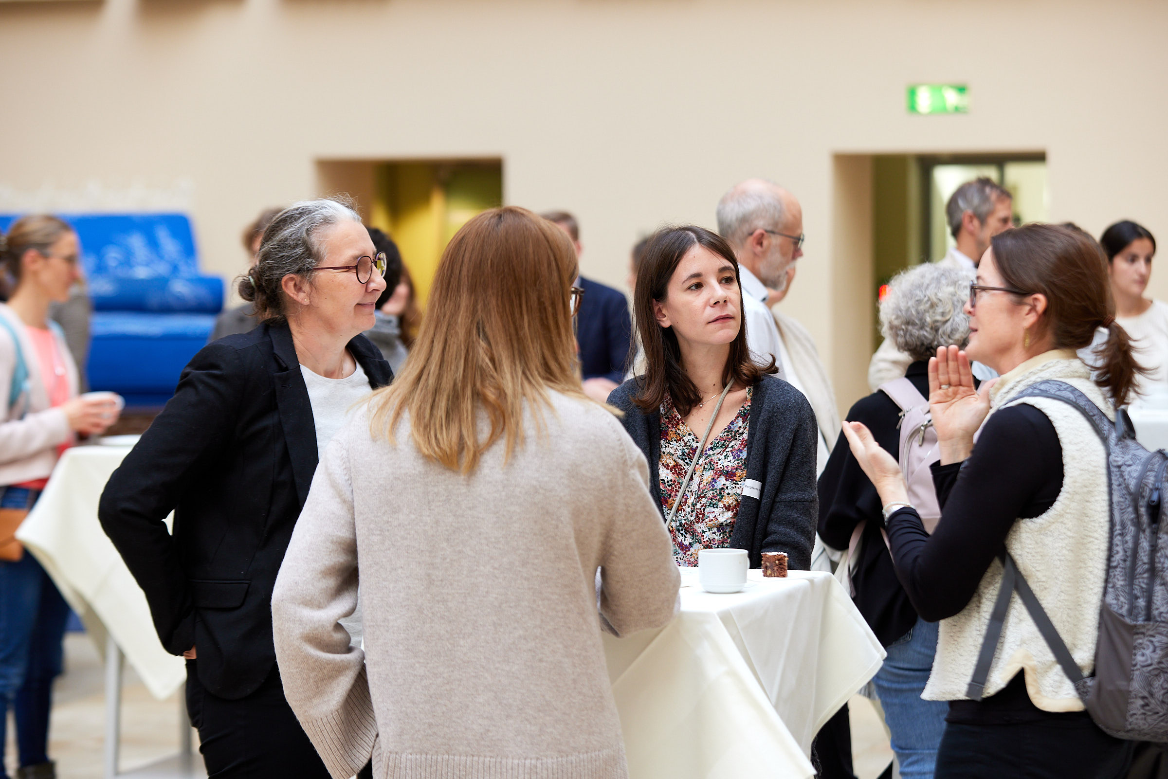 Netzwerklunch im Lichthof. // Networking Lunch.